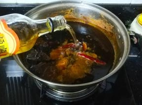 倒入花雕酒煮开后关火，冷却备用