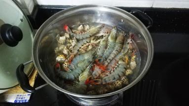 花螺、九节虾放锅里煮熟