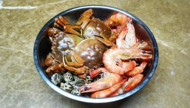 大闸蟹、花螺、九节虾放大盆里