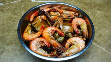 倒入卤汁，盖上保鲜膜放冰箱，大闸蟹浸、花螺、九节虾浸泡一天既可