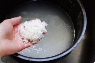 清洗2-3遍即可，不要过度揉搓，然后沥干水分。