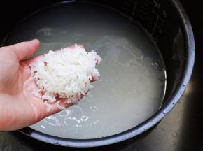 清洗2-3遍即可，不要过度揉搓，然后沥干水分。