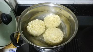 面饼放入开水煮