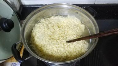 用筷子搅拌开，关火