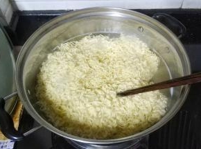 用筷子搅拌开，关火