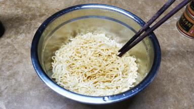 捞出面，淋上油、酱油拌均匀备用