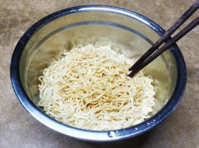 捞出面，淋上油、酱油拌均匀备用