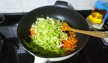 锅里放油、蒜盐爆香，倒入三丝