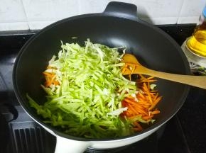 锅里放油、蒜盐爆香，倒入三丝