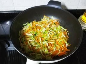 翻炒至8成熟，盛起