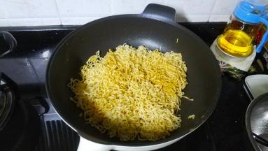 锅里放油，放入面炒均匀