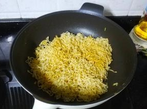 锅里放油，放入面炒均匀