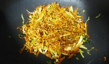 倒入三丝和面一起炒均匀即可