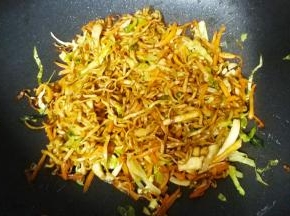 倒入三丝和面一起炒均匀即可