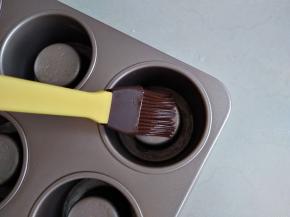 先用刷子将融化成液体的黄油（配方外）刷在堡尔美克模具里面，蛋糕会更易脱模。另外将25克黄油和40克牛奶隔热水加热，至黄油融化，拌好