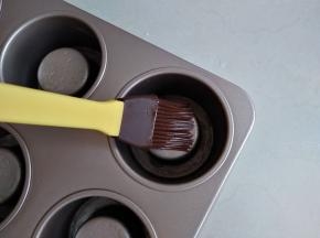 先用刷子将融化成液体的黄油（配方外）刷在堡尔美克模具里面，蛋糕会更易脱模。另外将25克黄油和40克牛奶隔热水加热，至黄油融化，拌好