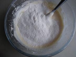 将已经提前过筛一次的面粉分两次过筛到蛋糊里，面粉要平均分布，不要堆在一齐，从底部向上翻拌均匀，翻拌好后再加入下一次面粉继续翻拌