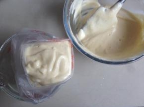 翻拌均匀，装入裱花袋