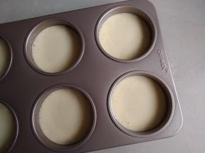 将蛋糕糊挤入模具里，8分满，在桌面上震出气泡，刚好可以做6个