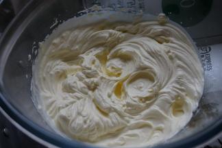 淡奶油加糖粉隔冰水，用电动打蛋器打至可以裱花的状态