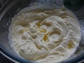 淡奶油加糖粉隔冰水，用电动打蛋器打至可以裱花的状态