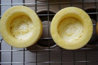 将打发好的淡奶油装入裱花袋里，挤入蛋糕杯内