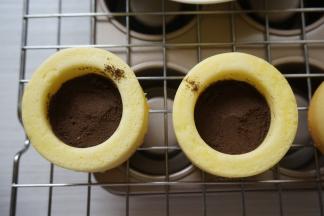 奥利奥饼干碎提前用研磨机打成粉末状（或者用擀面棍擀），勺一些饼干末在奶油上，用汤匙抹平表面