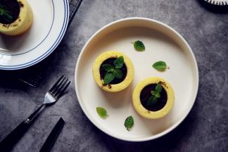 再挤一层淡奶油，最后是撒一层奥利奥饼干末，可以在上面放上薄荷叶装饰