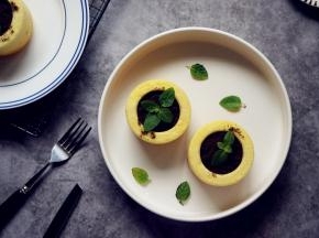 再挤一层淡奶油，最后是撒一层奥利奥饼干末，可以在上面放上薄荷叶装饰