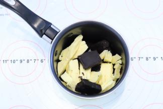 巧克力和黄油一起称重，放入奶锅内。