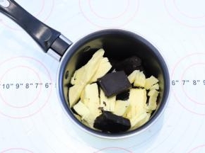 巧克力和黄油一起称重，放入奶锅内。