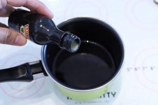 加入朗姆酒，拌匀放凉备用。