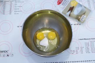 室温鸡蛋磕入无水无油的打蛋盆内，一次性加入细砂糖。