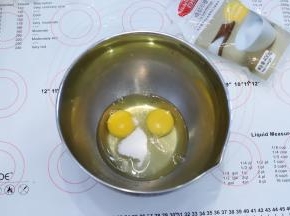室温鸡蛋磕入无水无油的打蛋盆内，一次性加入细砂糖。