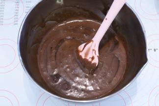 分两次将巧克力液加入鸡蛋液内，翻拌手法拌匀。