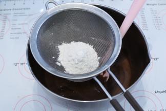 筛入低筋面粉，同时预热烤箱，215度上下火。