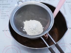 筛入低筋面粉，同时预热烤箱，215度上下火。