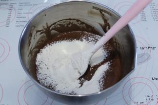 用同样的翻拌手法混合低粉。