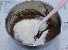 用同样的翻拌手法混合低粉。