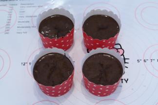 装入圆形的纸杯内（也可以是陶瓷杯，但需要倒入前抹好黄油），轻震几下去气泡。