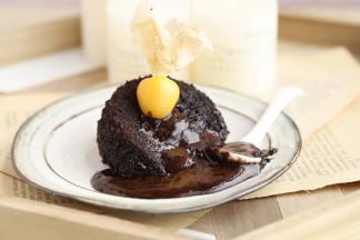 四周用脱模刀刮一圈，倒扣后蛋糕自动脱离纸杯。