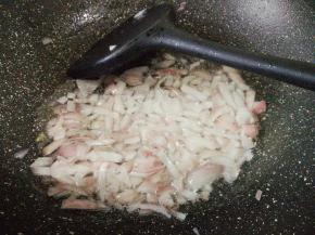 热锅倒入适量的食用油，油热后倒入洋葱丁爆香，炒制透明色