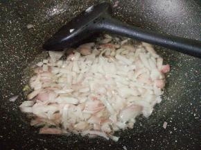 热锅倒入适量的食用油，油热后倒入洋葱丁爆香，炒制透明色