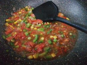 倒入玉米青豆继续炒制下，然后倒入盐和生抽翻炒混合均匀