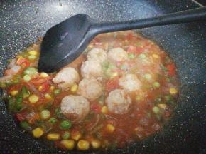 最后把儿童肉丸放入翻炒下，倒入少许清水，开大火炖煮下，稍稍收汁就关火，找一个盘子扣入米饭，把炖煮好意式肉丸菜，就可以食用了