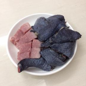 瘦肉切块，乌鸡斩件