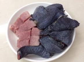 瘦肉切块，乌鸡斩件