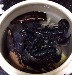 加入3饭碗清水（3人量），盖上盖子，隔水炖2到2.5小时