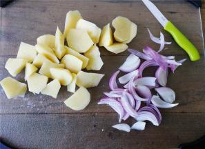 首先把土豆洗净去皮切小块，洋葱切丝备用