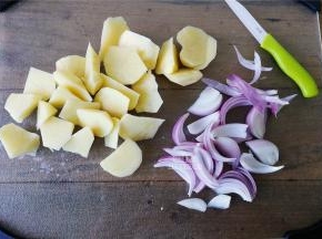 首先把土豆洗净去皮切小块，洋葱切丝备用